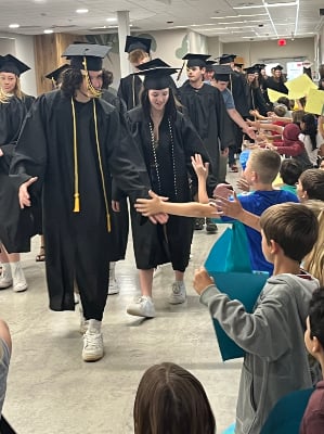 high school graduates visit elementary school